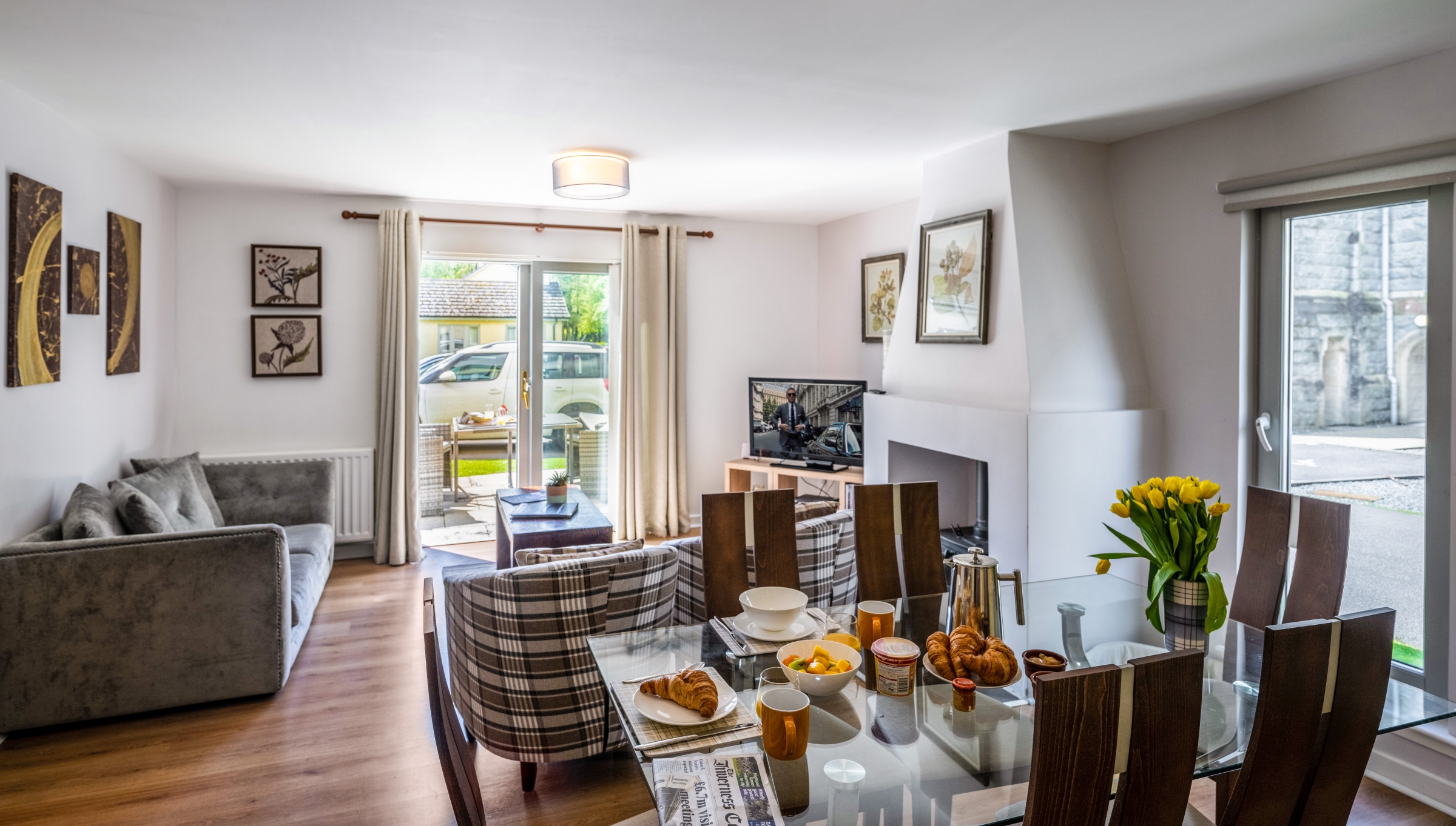  OPEN PLAN LIVING ROOM WITH VIEWS OUT TOWARD THE RIVER TARF 
