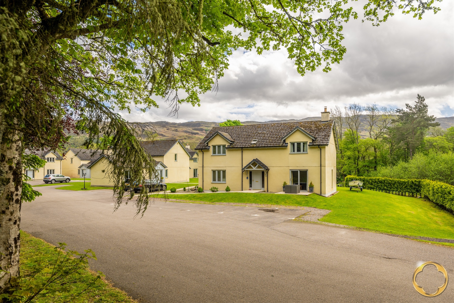  IN A SCOTTISH COTTAGE ON LOCH NESS